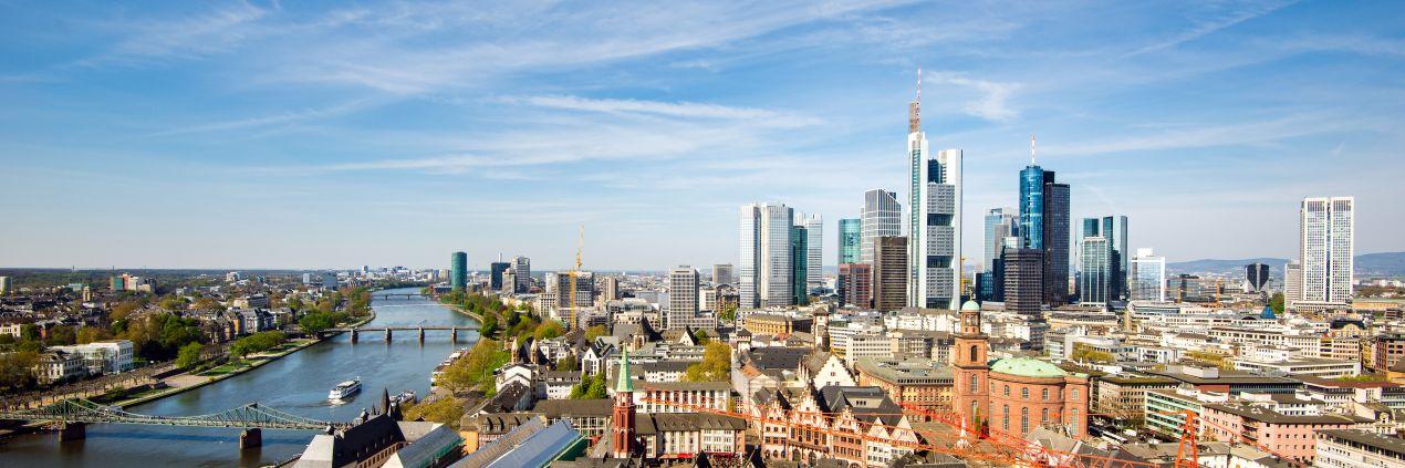 Radiologie Frankfurt: Skyline mit Mainbruecke und Stadtzentrum als Symbol fuer moderne medizinische Infrastruktur