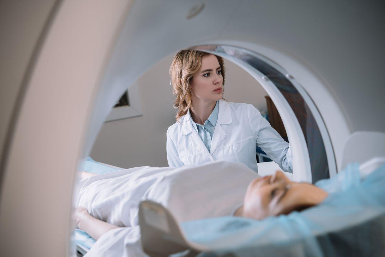 Radiologie Frankfurt: Aerztin begleitet Patientin bei moderner MRT-Untersuchung in einer radiologischen Praxis