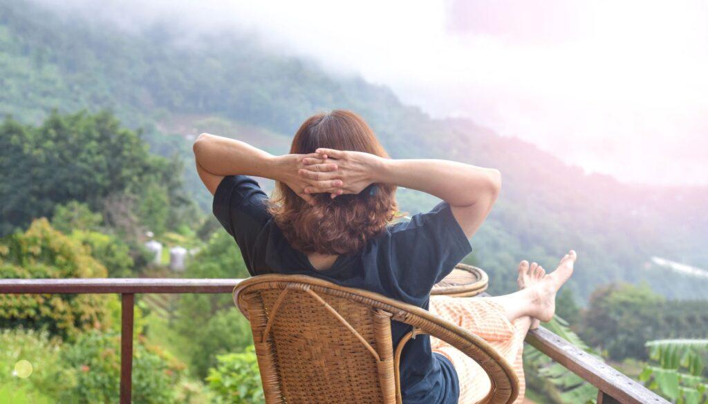 Frau entspannt im Wellnesshotel Bayern mit Bergblick