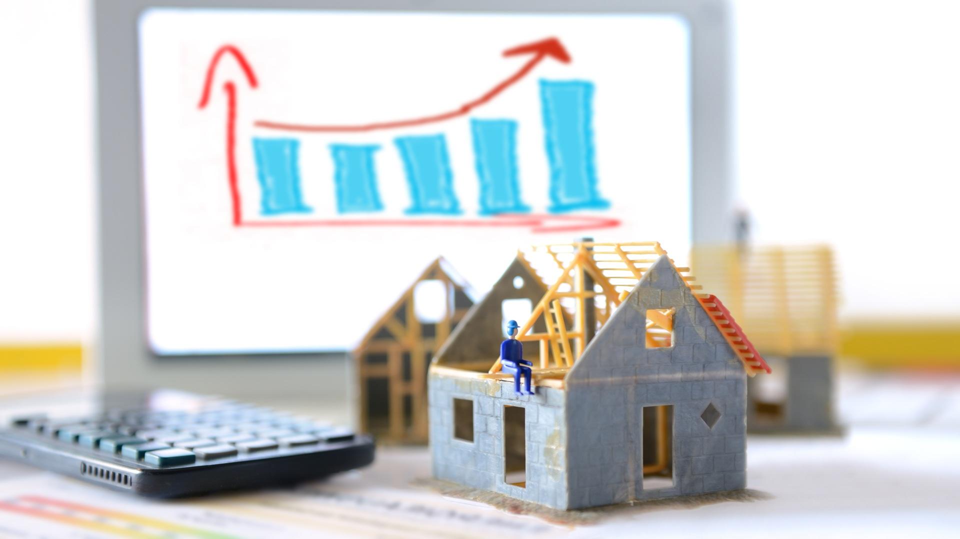 Modellhäuser mit Bauarbeiter und wachsender Immobiliengrafik im Hintergrund | Pools