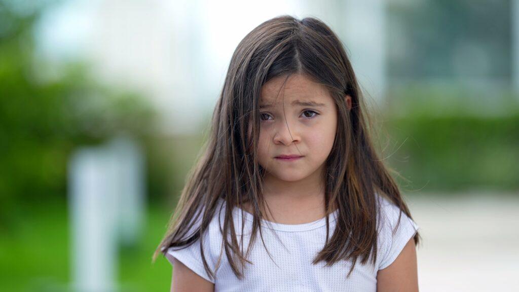 Trauriges Kind benötigt Hilfe | Logopädie Herdecke